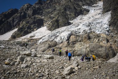 Gürcistan'daki Kafkas dağlarında seyahat