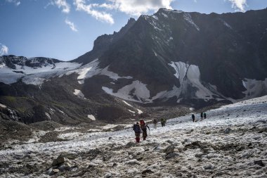 Gürcistan'daki Kafkas dağlarında seyahat