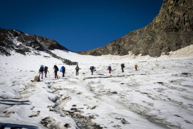 Gürcistan'daki Kafkas dağlarında seyahat