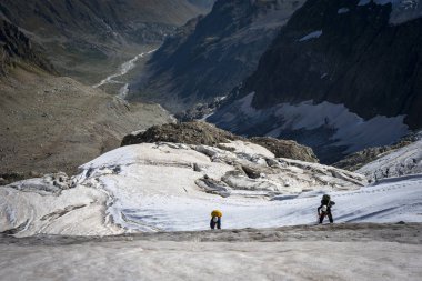 Gürcistan'daki Kafkas dağlarında seyahat