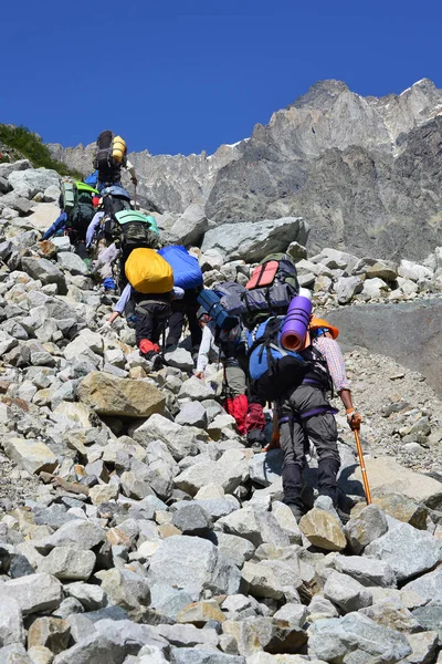 Gürcistan'daki Kafkas dağlarında seyahat