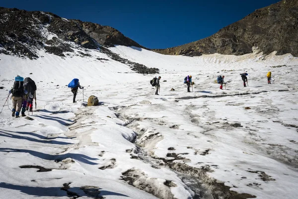 Gürcistan'daki Kafkas dağlarında seyahat