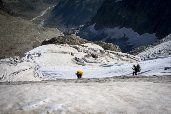 Gürcistan'daki Kafkas dağlarında seyahat