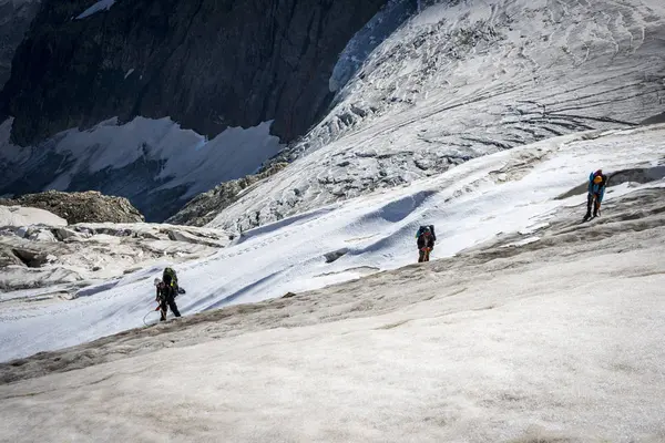 Gürcistan'daki Kafkas dağlarında seyahat