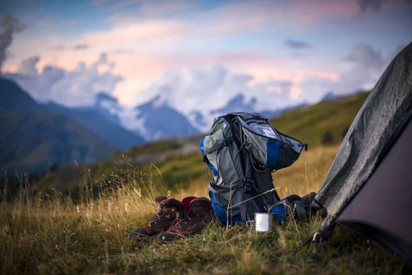 Tourismus in den kaukasischen Bergen in Georgien — Stockfoto