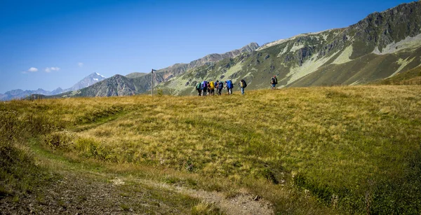 Gürcistan'daki Kafkas dağlarında turizm
