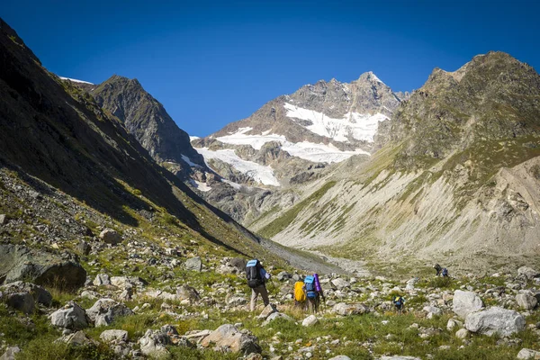 Turismo en las montañas del Cáucaso en Georgia — Foto de Stock