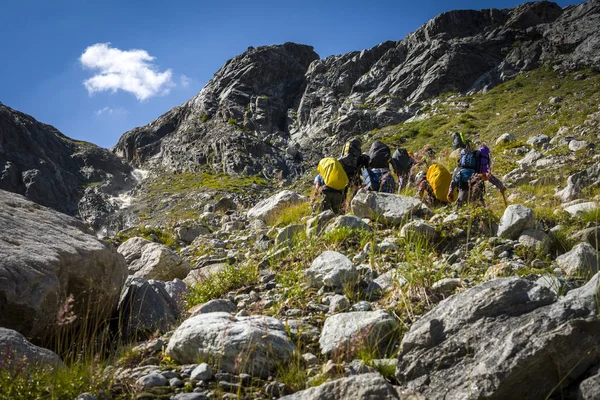 Turismo en las montañas del Cáucaso en Georgia — Foto de Stock