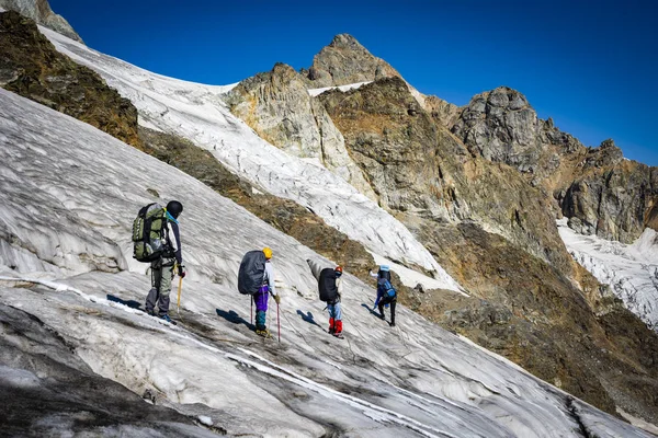 Viajar por las montañas del Cáucaso en Georgia — Foto de Stock