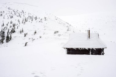 Karlı Dağları'nda turistler için barınak.