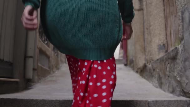 Vrouw toerist loopt en neemt foto 's in de oude stad — Stockvideo