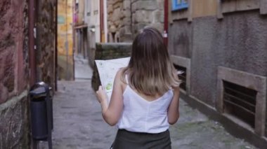 Kadın Turist Eski Dar Sokak 'ta Yürüyor