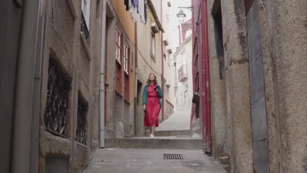 Turista mujer está caminando en la ciudad vieja usando el navegador en Gadget — Vídeo de stock