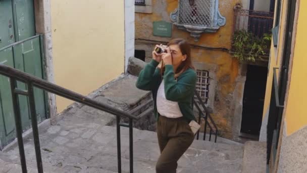 Turista mujer está tomando fotos en el casco antiguo, Oporto — Vídeo de stock