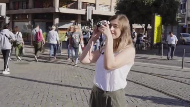 Pretty Tourist Woman robi zdjęcie w centrum miasta zajęty — Wideo stockowe