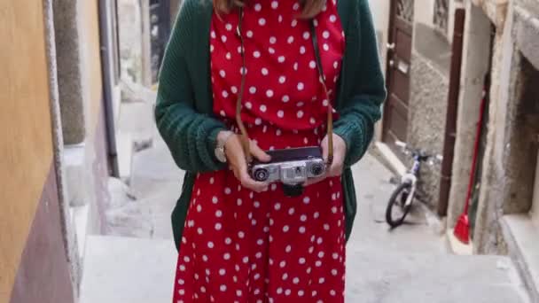 Красотка-туристка фотографирует на винтажную камеру — стоковое видео