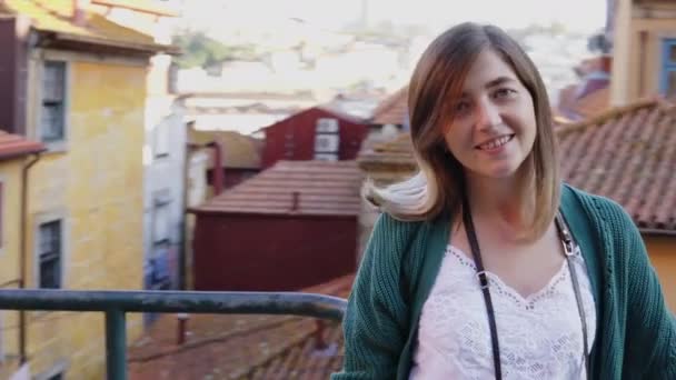 Молода жінка, блогер, веде блог на своїй подорожі — стокове відео