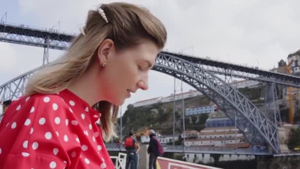 Jovem estudante mulher está trabalhando no laptop no rio Quay — Vídeo de Stock