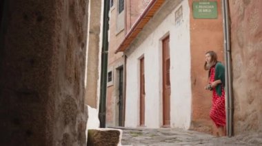 Genç Turist Kadın Yaşlı Caddenin Fotoğraflarını Durdurdu
