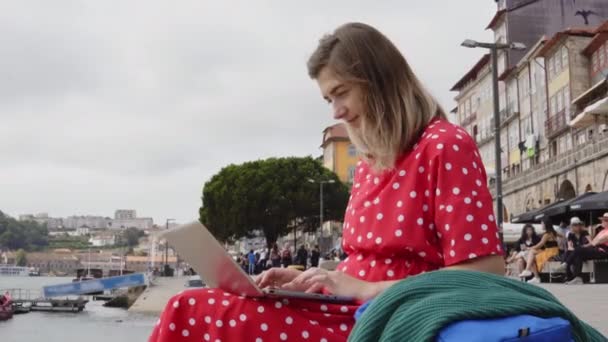 Donna freelance sta lavorando al computer portatile vicino al fiume — Video Stock