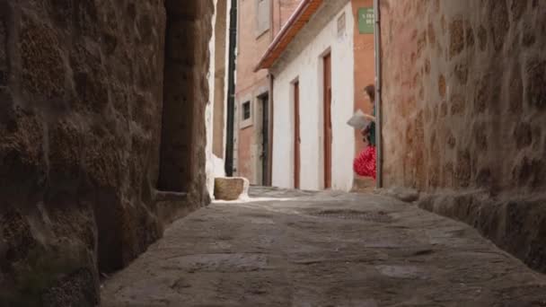 Kağıt Haritalı Kadın Eski Şehirde Yürüyor — Stok video