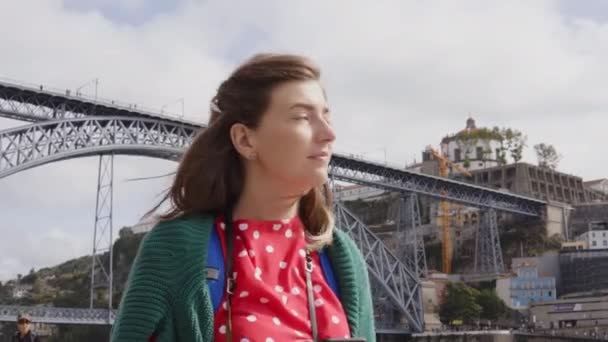 Jovem estudante de turismo está caminhando perto do cais do rio com o navegador — Vídeo de Stock