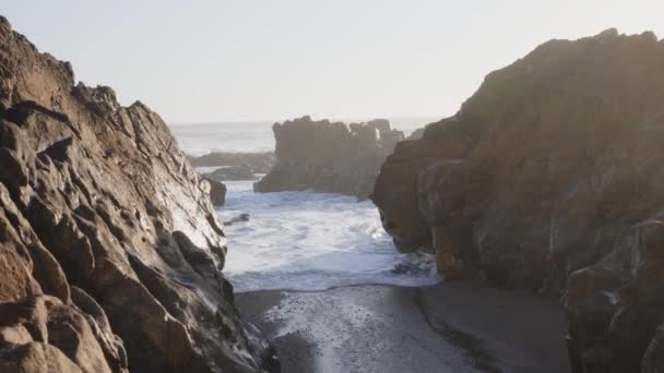 Rocky Beach při západu slunce, Atlantský oceán — Stock video