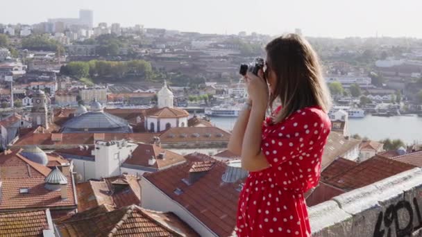 Jovem está a tirar fotos da vista panorâmica sobre o Porto, Portugal — Vídeo de Stock