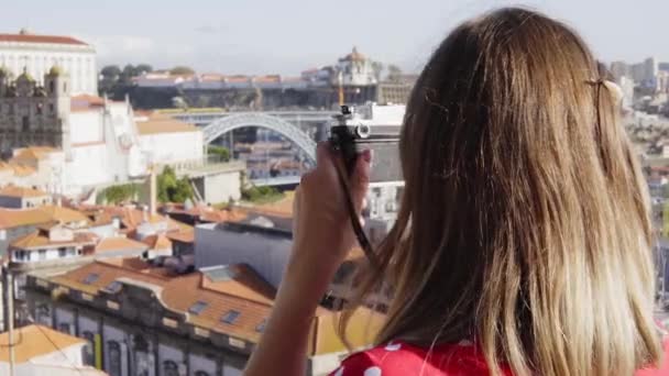 Młoda kobieta robi zdjęcie panoramicznego widoku na Stare Miasto i Dom Luis Bridge — Wideo stockowe