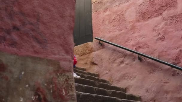 Женщина-турист сидит на лестнице и работает над своим ноутбуком — стоковое видео