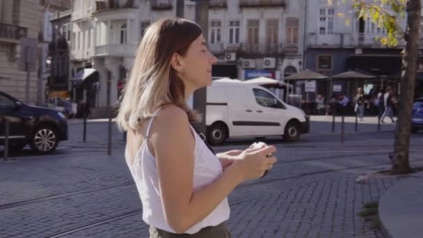 Unga kvinna tar en bild av gamla monumentet — Stockvideo