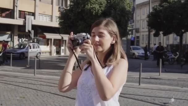 Street Photographer, Woman is taking a Photo on Vintage Kamera — Stock videók