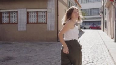 Kadın Turist Eski Cadde 'de Arkaya Bakıyor Kamera Arkasına