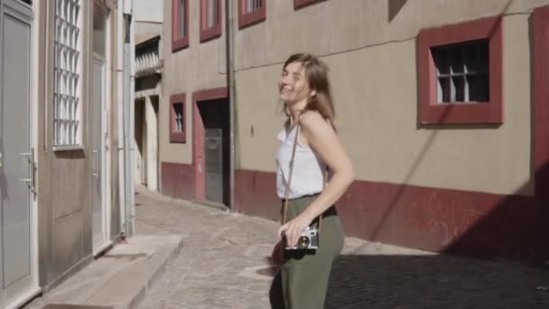 Mulher bonita turista está correndo em Old Narrow Street, Portugal — Vídeo de Stock