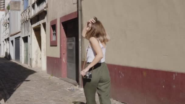 Mulher feliz viajante está correndo em Old Narrow Street — Vídeo de Stock