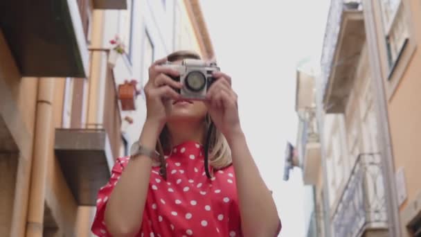 Bloggerin macht ein Foto mit Oldtimer-Kamera — Stockvideo