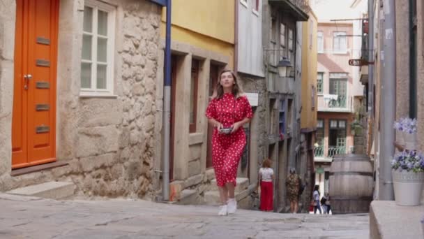 Mujer bloguera está caminando en la vieja calle hermosa y tomando fotos — Vídeo de stock