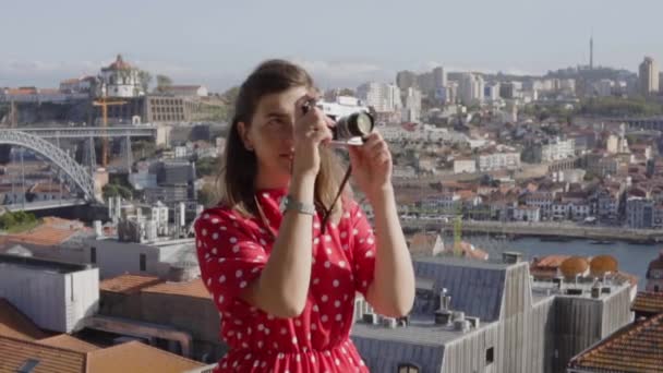 Mulher Blogger está tirando uma foto do Panorama Urbano — Vídeo de Stock