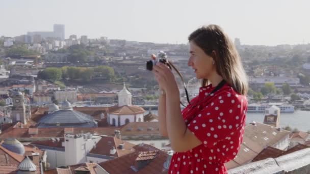 Mujer bonita, viajero está tomando una foto de Panorama Urbano de Oporto — Vídeo de stock