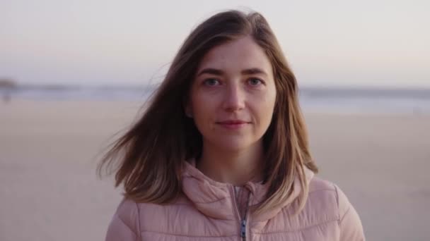 Portré fiatal barna nő áll a strandon — Stock videók