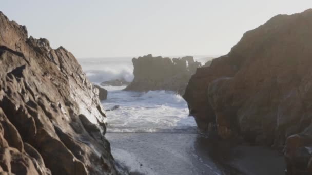 Ondas oceânicas batendo contra rochas, o Oceano Atlântico — Vídeo de Stock