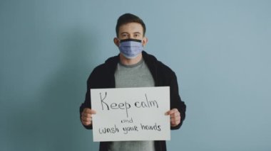 Koruyucu maskeli genç adam