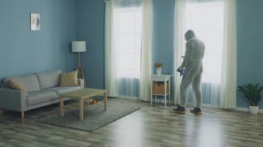 Koruyucu Kıyafetli Adam Dezenfekte Apartmanı