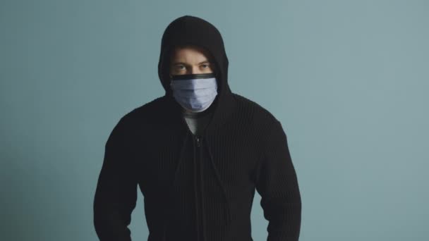 Porträtt av ung självsäker man i skyddande mask — Stockvideo