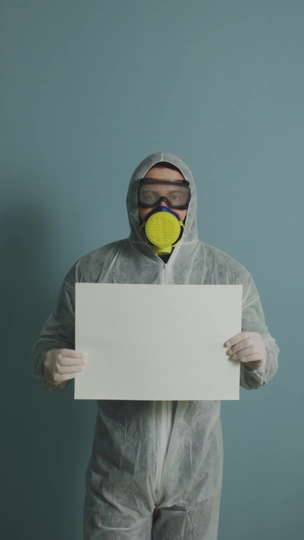 Κάθετη Πορτρέτο του ιατρικού εργαζομένου σε προστατευτικά ρούχα — Αρχείο Βίντεο