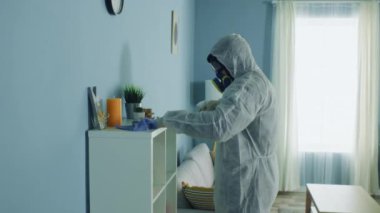 Yerli İşçi Rafı Temizliyor