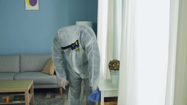 Домашний работник очищает дом дезинфицирующими средствами — стоковое видео