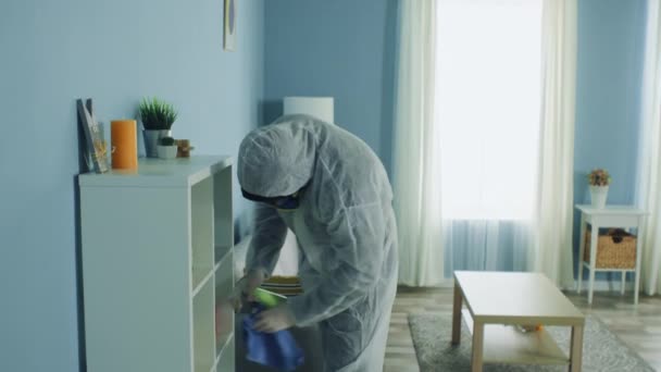 Домашний работник производит дезинфекцию квартиры — стоковое видео