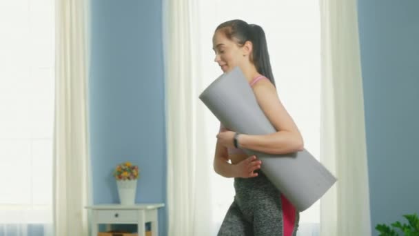 Mladá žena šíří Fitness Mat — Stock video