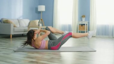 Genç ve güzel bir kadın evde çalışıyor.